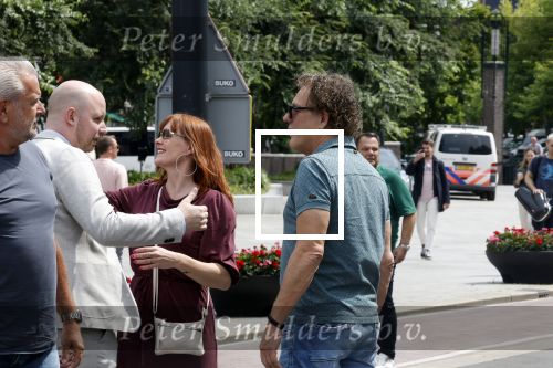 Amsterdam 15 juli 2024
Herdenkingsmonument Peter R. de Vries onthuld in Amsterdam Het kunstwerk bestaat uit twee bronzen handen die in elkaar grijpen en is gemaakt door kunstenares Rini Hurkmans. Burgemeester Femke Halsema en Kelly de Vries spreken tijdens de onthulling van het monument. Humbert Tan presenteert het . Ook zijn vrouw Jaqueline de Vries zoon Royce de Vries (met vrouw ) en Kelly de Vries (met partner) waren natuurlijk aanwezig . Kees v d Spek met partner