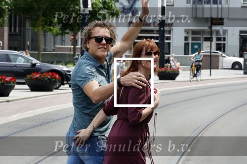 Amsterdam 15 juli 2024
Herdenkingsmonument Peter R. de Vries onthuld in Amsterdam Het kunstwerk bestaat uit twee bronzen handen die in elkaar grijpen en is gemaakt door kunstenares Rini Hurkmans. Burgemeester Femke Halsema en Kelly de Vries spreken tijdens de onthulling van het monument. Humbert Tan presenteert het . Ook zijn vrouw Jaqueline de Vries zoon Royce de Vries (met vrouw ) en Kelly de Vries (met partner) waren natuurlijk aanwezig . Kees v d Spek met partner