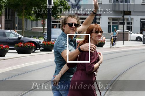Amsterdam 15 juli 2024
Herdenkingsmonument Peter R. de Vries onthuld in Amsterdam Het kunstwerk bestaat uit twee bronzen handen die in elkaar grijpen en is gemaakt door kunstenares Rini Hurkmans. Burgemeester Femke Halsema en Kelly de Vries spreken tijdens de onthulling van het monument. Humbert Tan presenteert het . Ook zijn vrouw Jaqueline de Vries zoon Royce de Vries (met vrouw ) en Kelly de Vries (met partner) waren natuurlijk aanwezig . Kees v d Spek met partner