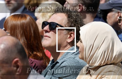 Amsterdam 15 juli 2024
Herdenkingsmonument Peter R. de Vries onthuld in Amsterdam Het kunstwerk bestaat uit twee bronzen handen die in elkaar grijpen en is gemaakt door kunstenares Rini Hurkmans. Burgemeester Femke Halsema en Kelly de Vries spreken tijdens de onthulling van het monument. Humbert Tan presenteert het . Ook zijn vrouw Jaqueline de Vries zoon Royce de Vries (met vrouw ) en Kelly de Vries (met partner) waren natuurlijk aanwezig . Kees v d Spek met partner