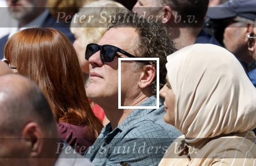 Amsterdam 15 juli 2024
Herdenkingsmonument Peter R. de Vries onthuld in Amsterdam Het kunstwerk bestaat uit twee bronzen handen die in elkaar grijpen en is gemaakt door kunstenares Rini Hurkmans. Burgemeester Femke Halsema en Kelly de Vries spreken tijdens de onthulling van het monument. Humbert Tan presenteert het . Ook zijn vrouw Jaqueline de Vries zoon Royce de Vries (met vrouw ) en Kelly de Vries (met partner) waren natuurlijk aanwezig . Kees v d Spek met partner