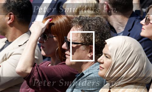 Amsterdam 15 juli 2024
Herdenkingsmonument Peter R. de Vries onthuld in Amsterdam Het kunstwerk bestaat uit twee bronzen handen die in elkaar grijpen en is gemaakt door kunstenares Rini Hurkmans. Burgemeester Femke Halsema en Kelly de Vries spreken tijdens de onthulling van het monument. Humbert Tan presenteert het . Ook zijn vrouw Jaqueline de Vries zoon Royce de Vries (met vrouw ) en Kelly de Vries (met partner) waren natuurlijk aanwezig . Kees v d Spek met partner