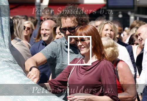 Amsterdam 15 juli 2024
Herdenkingsmonument Peter R. de Vries onthuld in Amsterdam Het kunstwerk bestaat uit twee bronzen handen die in elkaar grijpen en is gemaakt door kunstenares Rini Hurkmans. Burgemeester Femke Halsema en Kelly de Vries spreken tijdens de onthulling van het monument. Humbert Tan presenteert het . Ook zijn vrouw Jaqueline de Vries zoon Royce de Vries (met vrouw ) en Kelly de Vries (met partner) waren natuurlijk aanwezig . Kees v d Spek met partner