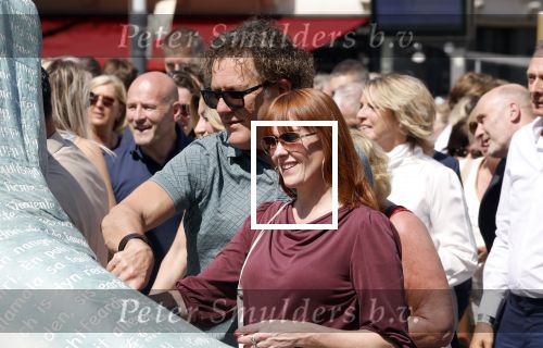 Amsterdam 15 juli 2024
Herdenkingsmonument Peter R. de Vries onthuld in Amsterdam Het kunstwerk bestaat uit twee bronzen handen die in elkaar grijpen en is gemaakt door kunstenares Rini Hurkmans. Burgemeester Femke Halsema en Kelly de Vries spreken tijdens de onthulling van het monument. Humbert Tan presenteert het . Ook zijn vrouw Jaqueline de Vries zoon Royce de Vries (met vrouw ) en Kelly de Vries (met partner) waren natuurlijk aanwezig . Kees v d Spek met partner