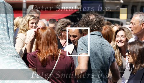 Amsterdam 15 juli 2024
Herdenkingsmonument Peter R. de Vries onthuld in Amsterdam Het kunstwerk bestaat uit twee bronzen handen die in elkaar grijpen en is gemaakt door kunstenares Rini Hurkmans. Burgemeester Femke Halsema en Kelly de Vries spreken tijdens de onthulling van het monument. Humbert Tan presenteert het . Ook zijn vrouw Jaqueline de Vries zoon Royce de Vries (met vrouw ) en Kelly de Vries (met partner) waren natuurlijk aanwezig . Kees v d Spek met partner