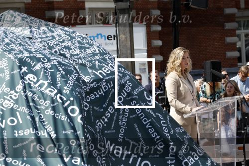 Amsterdam 15 juli 2024
Herdenkingsmonument Peter R. de Vries onthuld in Amsterdam Het kunstwerk bestaat uit twee bronzen handen die in elkaar grijpen en is gemaakt door kunstenares Rini Hurkmans. Burgemeester Femke Halsema en Kelly de Vries spreken tijdens de onthulling van het monument. Humbert Tan presenteert het . Ook zijn vrouw Jaqueline de Vries zoon Royce de Vries (met vrouw ) en Kelly de Vries (met partner) waren natuurlijk aanwezig .
