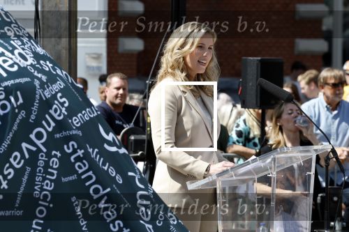 Amsterdam 15 juli 2024
Herdenkingsmonument Peter R. de Vries onthuld in Amsterdam Het kunstwerk bestaat uit twee bronzen handen die in elkaar grijpen en is gemaakt door kunstenares Rini Hurkmans. Burgemeester Femke Halsema en Kelly de Vries spreken tijdens de onthulling van het monument. Humbert Tan presenteert het . Ook zijn vrouw Jaqueline de Vries zoon Royce de Vries (met vrouw ) en Kelly de Vries (met partner) waren natuurlijk aanwezig .
