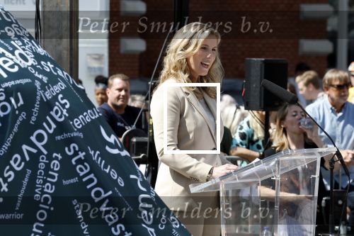 Amsterdam 15 juli 2024
Herdenkingsmonument Peter R. de Vries onthuld in Amsterdam Het kunstwerk bestaat uit twee bronzen handen die in elkaar grijpen en is gemaakt door kunstenares Rini Hurkmans. Burgemeester Femke Halsema en Kelly de Vries spreken tijdens de onthulling van het monument. Humbert Tan presenteert het . Ook zijn vrouw Jaqueline de Vries zoon Royce de Vries (met vrouw ) en Kelly de Vries (met partner) waren natuurlijk aanwezig .