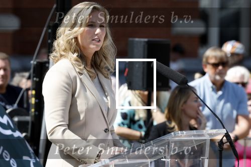 Amsterdam 15 juli 2024
Herdenkingsmonument Peter R. de Vries onthuld in Amsterdam Het kunstwerk bestaat uit twee bronzen handen die in elkaar grijpen en is gemaakt door kunstenares Rini Hurkmans. Burgemeester Femke Halsema en Kelly de Vries spreken tijdens de onthulling van het monument. Humbert Tan presenteert het . Ook zijn vrouw Jaqueline de Vries zoon Royce de Vries (met vrouw ) en Kelly de Vries (met partner) waren natuurlijk aanwezig .
