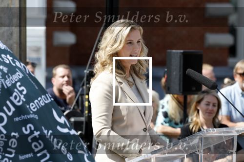 Amsterdam 15 juli 2024
Herdenkingsmonument Peter R. de Vries onthuld in Amsterdam Het kunstwerk bestaat uit twee bronzen handen die in elkaar grijpen en is gemaakt door kunstenares Rini Hurkmans. Burgemeester Femke Halsema en Kelly de Vries spreken tijdens de onthulling van het monument. Humbert Tan presenteert het . Ook zijn vrouw Jaqueline de Vries zoon Royce de Vries (met vrouw ) en Kelly de Vries (met partner) waren natuurlijk aanwezig .