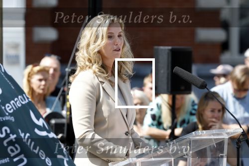 Amsterdam 15 juli 2024
Herdenkingsmonument Peter R. de Vries onthuld in Amsterdam Het kunstwerk bestaat uit twee bronzen handen die in elkaar grijpen en is gemaakt door kunstenares Rini Hurkmans. Burgemeester Femke Halsema en Kelly de Vries spreken tijdens de onthulling van het monument. Humbert Tan presenteert het . Ook zijn vrouw Jaqueline de Vries zoon Royce de Vries (met vrouw ) en Kelly de Vries (met partner) waren natuurlijk aanwezig .