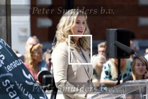Amsterdam 15 juli 2024
Herdenkingsmonument Peter R. de Vries onthuld in Amsterdam Het kunstwerk bestaat uit twee bronzen handen die in elkaar grijpen en is gemaakt door kunstenares Rini Hurkmans. Burgemeester Femke Halsema en Kelly de Vries spreken tijdens de onthulling van het monument. Humbert Tan presenteert het . Ook zijn vrouw Jaqueline de Vries zoon Royce de Vries (met vrouw ) en Kelly de Vries (met partner) waren natuurlijk aanwezig .
