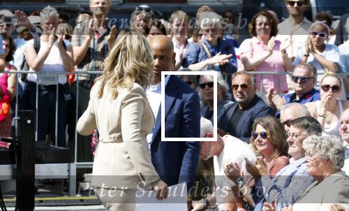 Amsterdam 15 juli 2024
Herdenkingsmonument Peter R. de Vries onthuld in Amsterdam Het kunstwerk bestaat uit twee bronzen handen die in elkaar grijpen en is gemaakt door kunstenares Rini Hurkmans. Burgemeester Femke Halsema en Kelly de Vries spreken tijdens de onthulling van het monument. Humbert Tan presenteert het . Ook zijn vrouw Jaqueline de Vries zoon Royce de Vries (met vrouw ) en Kelly de Vries (met partner) waren natuurlijk aanwezig .