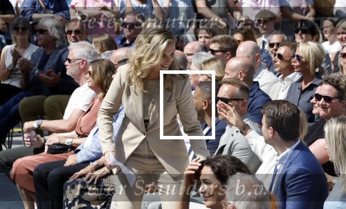 Amsterdam 15 juli 2024
Herdenkingsmonument Peter R. de Vries onthuld in Amsterdam Het kunstwerk bestaat uit twee bronzen handen die in elkaar grijpen en is gemaakt door kunstenares Rini Hurkmans. Burgemeester Femke Halsema en Kelly de Vries spreken tijdens de onthulling van het monument. Humbert Tan presenteert het . Ook zijn vrouw Jaqueline de Vries zoon Royce de Vries (met vrouw ) en Kelly de Vries (met partner) waren natuurlijk aanwezig .