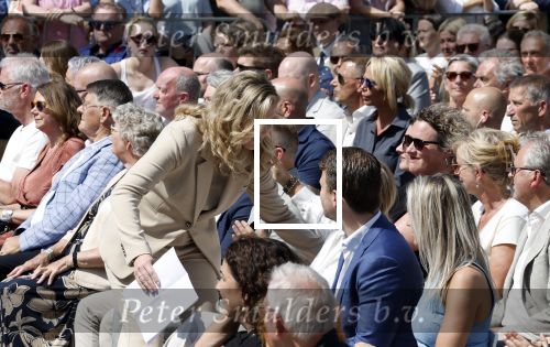 Amsterdam 15 juli 2024
Herdenkingsmonument Peter R. de Vries onthuld in Amsterdam Het kunstwerk bestaat uit twee bronzen handen die in elkaar grijpen en is gemaakt door kunstenares Rini Hurkmans. Burgemeester Femke Halsema en Kelly de Vries spreken tijdens de onthulling van het monument. Humbert Tan presenteert het . Ook zijn vrouw Jaqueline de Vries zoon Royce de Vries (met vrouw ) en Kelly de Vries (met partner) waren natuurlijk aanwezig .