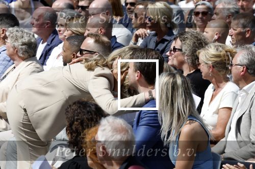 Amsterdam 15 juli 2024
Herdenkingsmonument Peter R. de Vries onthuld in Amsterdam Het kunstwerk bestaat uit twee bronzen handen die in elkaar grijpen en is gemaakt door kunstenares Rini Hurkmans. Burgemeester Femke Halsema en Kelly de Vries spreken tijdens de onthulling van het monument. Humbert Tan presenteert het . Ook zijn vrouw Jaqueline de Vries zoon Royce de Vries (met vrouw ) en Kelly de Vries (met partner) waren natuurlijk aanwezig .