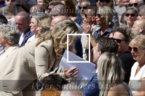 Amsterdam 15 juli 2024
Herdenkingsmonument Peter R. de Vries onthuld in Amsterdam Het kunstwerk bestaat uit twee bronzen handen die in elkaar grijpen en is gemaakt door kunstenares Rini Hurkmans. Burgemeester Femke Halsema en Kelly de Vries spreken tijdens de onthulling van het monument. Humbert Tan presenteert het . Ook zijn vrouw Jaqueline de Vries zoon Royce de Vries (met vrouw ) en Kelly de Vries (met partner) waren natuurlijk aanwezig .