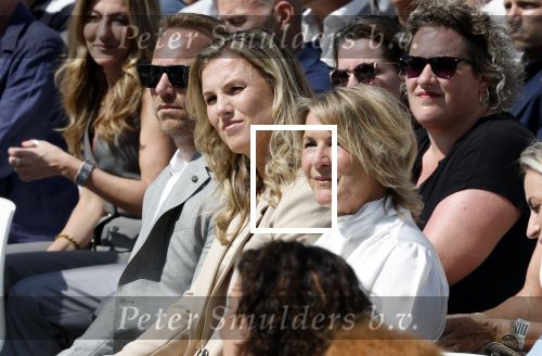 Amsterdam 15 juli 2024
Herdenkingsmonument Peter R. de Vries onthuld in Amsterdam Het kunstwerk bestaat uit twee bronzen handen die in elkaar grijpen en is gemaakt door kunstenares Rini Hurkmans. Burgemeester Femke Halsema en Kelly de Vries spreken tijdens de onthulling van het monument. Humbert Tan presenteert het . Ook zijn vrouw Jaqueline de Vries zoon Royce de Vries (met vrouw ) en Kelly de Vries (met partner) waren natuurlijk aanwezig .