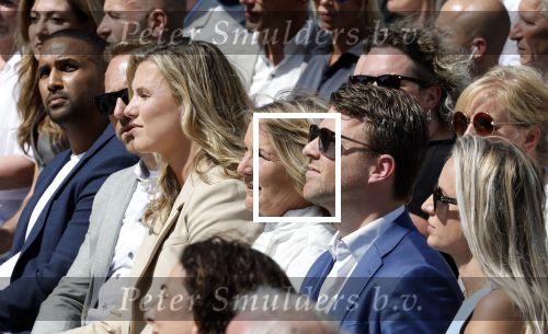 Amsterdam 15 juli 2024
Herdenkingsmonument Peter R. de Vries onthuld in Amsterdam Het kunstwerk bestaat uit twee bronzen handen die in elkaar grijpen en is gemaakt door kunstenares Rini Hurkmans. Burgemeester Femke Halsema en Kelly de Vries spreken tijdens de onthulling van het monument. Humbert Tan presenteert het . Ook zijn vrouw Jaqueline de Vries zoon Royce de Vries (met vrouw ) en Kelly de Vries (met partner) waren natuurlijk aanwezig .