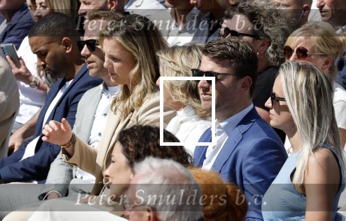 Amsterdam 15 juli 2024
Herdenkingsmonument Peter R. de Vries onthuld in Amsterdam Het kunstwerk bestaat uit twee bronzen handen die in elkaar grijpen en is gemaakt door kunstenares Rini Hurkmans. Burgemeester Femke Halsema en Kelly de Vries spreken tijdens de onthulling van het monument. Humbert Tan presenteert het . Ook zijn vrouw Jaqueline de Vries zoon Royce de Vries (met vrouw ) en Kelly de Vries (met partner) waren natuurlijk aanwezig .