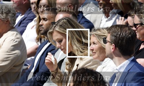 Amsterdam 15 juli 2024
Herdenkingsmonument Peter R. de Vries onthuld in Amsterdam Het kunstwerk bestaat uit twee bronzen handen die in elkaar grijpen en is gemaakt door kunstenares Rini Hurkmans. Burgemeester Femke Halsema en Kelly de Vries spreken tijdens de onthulling van het monument. Humbert Tan presenteert het . Ook zijn vrouw Jaqueline de Vries zoon Royce de Vries (met vrouw ) en Kelly de Vries (met partner) waren natuurlijk aanwezig .