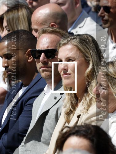 Amsterdam 15 juli 2024
Herdenkingsmonument Peter R. de Vries onthuld in Amsterdam Het kunstwerk bestaat uit twee bronzen handen die in elkaar grijpen en is gemaakt door kunstenares Rini Hurkmans. Burgemeester Femke Halsema en Kelly de Vries spreken tijdens de onthulling van het monument. Humbert Tan presenteert het . Ook zijn vrouw Jaqueline de Vries zoon Royce de Vries (met vrouw ) en Kelly de Vries (met partner) waren natuurlijk aanwezig .
