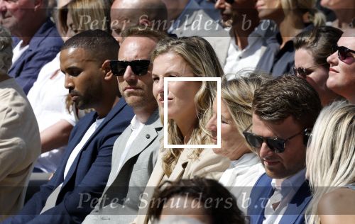 Amsterdam 15 juli 2024
Herdenkingsmonument Peter R. de Vries onthuld in Amsterdam Het kunstwerk bestaat uit twee bronzen handen die in elkaar grijpen en is gemaakt door kunstenares Rini Hurkmans. Burgemeester Femke Halsema en Kelly de Vries spreken tijdens de onthulling van het monument. Humbert Tan presenteert het . Ook zijn vrouw Jaqueline de Vries zoon Royce de Vries (met vrouw ) en Kelly de Vries (met partner) waren natuurlijk aanwezig .