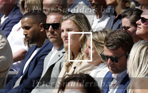 Amsterdam 15 juli 2024
Herdenkingsmonument Peter R. de Vries onthuld in Amsterdam Het kunstwerk bestaat uit twee bronzen handen die in elkaar grijpen en is gemaakt door kunstenares Rini Hurkmans. Burgemeester Femke Halsema en Kelly de Vries spreken tijdens de onthulling van het monument. Humbert Tan presenteert het . Ook zijn vrouw Jaqueline de Vries zoon Royce de Vries (met vrouw ) en Kelly de Vries (met partner) waren natuurlijk aanwezig .