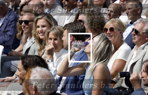 Amsterdam 15 juli 2024
Herdenkingsmonument Peter R. de Vries onthuld in Amsterdam Het kunstwerk bestaat uit twee bronzen handen die in elkaar grijpen en is gemaakt door kunstenares Rini Hurkmans. Burgemeester Femke Halsema en Kelly de Vries spreken tijdens de onthulling van het monument. Humbert Tan presenteert het . Ook zijn vrouw Jaqueline de Vries zoon Royce de Vries (met vrouw ) en Kelly de Vries (met partner) waren natuurlijk aanwezig .