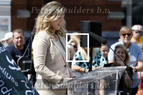 Amsterdam 15 juli 2024
Herdenkingsmonument Peter R. de Vries onthuld in Amsterdam Het kunstwerk bestaat uit twee bronzen handen die in elkaar grijpen en is gemaakt door kunstenares Rini Hurkmans. Burgemeester Femke Halsema en Kelly de Vries spreken tijdens de onthulling van het monument. Humbert Tan presenteert het . Ook zijn vrouw Jaqueline de Vries zoon Royce de Vries (met vrouw ) en Kelly de Vries (met partner) waren natuurlijk aanwezig .