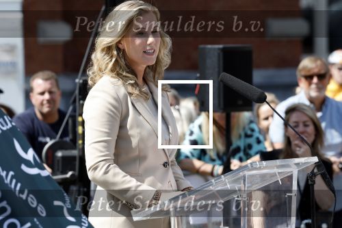 Amsterdam 15 juli 2024
Herdenkingsmonument Peter R. de Vries onthuld in Amsterdam Het kunstwerk bestaat uit twee bronzen handen die in elkaar grijpen en is gemaakt door kunstenares Rini Hurkmans. Burgemeester Femke Halsema en Kelly de Vries spreken tijdens de onthulling van het monument. Humbert Tan presenteert het . Ook zijn vrouw Jaqueline de Vries zoon Royce de Vries (met vrouw ) en Kelly de Vries (met partner) waren natuurlijk aanwezig .