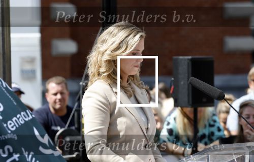Amsterdam 15 juli 2024
Herdenkingsmonument Peter R. de Vries onthuld in Amsterdam Het kunstwerk bestaat uit twee bronzen handen die in elkaar grijpen en is gemaakt door kunstenares Rini Hurkmans. Burgemeester Femke Halsema en Kelly de Vries spreken tijdens de onthulling van het monument. Humbert Tan presenteert het . Ook zijn vrouw Jaqueline de Vries zoon Royce de Vries (met vrouw ) en Kelly de Vries (met partner) waren natuurlijk aanwezig .