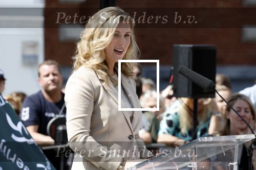 Amsterdam 15 juli 2024
Herdenkingsmonument Peter R. de Vries onthuld in Amsterdam Het kunstwerk bestaat uit twee bronzen handen die in elkaar grijpen en is gemaakt door kunstenares Rini Hurkmans. Burgemeester Femke Halsema en Kelly de Vries spreken tijdens de onthulling van het monument. Humbert Tan presenteert het . Ook zijn vrouw Jaqueline de Vries zoon Royce de Vries (met vrouw ) en Kelly de Vries (met partner) waren natuurlijk aanwezig .