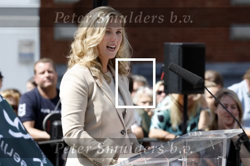 Amsterdam 15 juli 2024
Herdenkingsmonument Peter R. de Vries onthuld in Amsterdam Het kunstwerk bestaat uit twee bronzen handen die in elkaar grijpen en is gemaakt door kunstenares Rini Hurkmans. Burgemeester Femke Halsema en Kelly de Vries spreken tijdens de onthulling van het monument. Humbert Tan presenteert het . Ook zijn vrouw Jaqueline de Vries zoon Royce de Vries (met vrouw ) en Kelly de Vries (met partner) waren natuurlijk aanwezig .