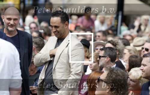 Amsterdam 15 juli 2024
Herdenkingsmonument Peter R. de Vries onthuld in Amsterdam Het kunstwerk bestaat uit twee bronzen handen die in elkaar grijpen en is gemaakt door kunstenares Rini Hurkmans. Burgemeester Femke Halsema en Kelly de Vries spreken tijdens de onthulling van het monument. Humbert Tan presenteert het . Ook zijn vrouw Jaqueline de Vries zoon Royce de Vries (met vrouw ) en Kelly de Vries (met partner) waren natuurlijk aanwezig . Khalid Kasem