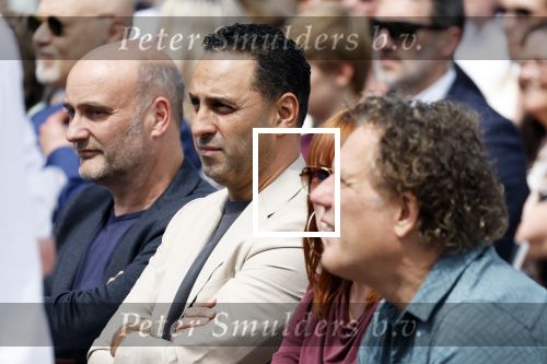Amsterdam 15 juli 2024
Herdenkingsmonument Peter R. de Vries onthuld in Amsterdam Het kunstwerk bestaat uit twee bronzen handen die in elkaar grijpen en is gemaakt door kunstenares Rini Hurkmans. Burgemeester Femke Halsema en Kelly de Vries spreken tijdens de onthulling van het monument. Humbert Tan presenteert het . Ook zijn vrouw Jaqueline de Vries zoon Royce de Vries (met vrouw ) en Kelly de Vries (met partner) waren natuurlijk aanwezig . Khalid Kasem