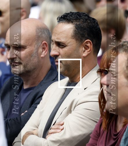 Amsterdam 15 juli 2024
Herdenkingsmonument Peter R. de Vries onthuld in Amsterdam Het kunstwerk bestaat uit twee bronzen handen die in elkaar grijpen en is gemaakt door kunstenares Rini Hurkmans. Burgemeester Femke Halsema en Kelly de Vries spreken tijdens de onthulling van het monument. Humbert Tan presenteert het . Ook zijn vrouw Jaqueline de Vries zoon Royce de Vries (met vrouw ) en Kelly de Vries (met partner) waren natuurlijk aanwezig . Khalid Kasem