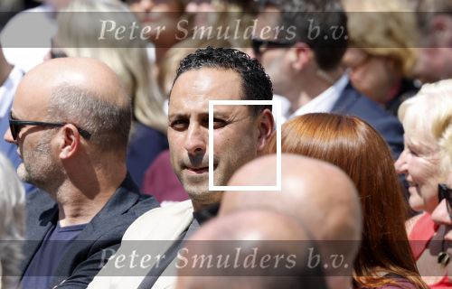 Amsterdam 15 juli 2024
Herdenkingsmonument Peter R. de Vries onthuld in Amsterdam Het kunstwerk bestaat uit twee bronzen handen die in elkaar grijpen en is gemaakt door kunstenares Rini Hurkmans. Burgemeester Femke Halsema en Kelly de Vries spreken tijdens de onthulling van het monument. Humbert Tan presenteert het . Ook zijn vrouw Jaqueline de Vries zoon Royce de Vries (met vrouw ) en Kelly de Vries (met partner) waren natuurlijk aanwezig . Khalid Kasem
