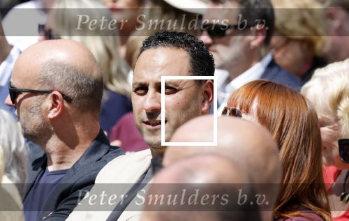 Amsterdam 15 juli 2024
Herdenkingsmonument Peter R. de Vries onthuld in Amsterdam Het kunstwerk bestaat uit twee bronzen handen die in elkaar grijpen en is gemaakt door kunstenares Rini Hurkmans. Burgemeester Femke Halsema en Kelly de Vries spreken tijdens de onthulling van het monument. Humbert Tan presenteert het . Ook zijn vrouw Jaqueline de Vries zoon Royce de Vries (met vrouw ) en Kelly de Vries (met partner) waren natuurlijk aanwezig . Khalid Kasem