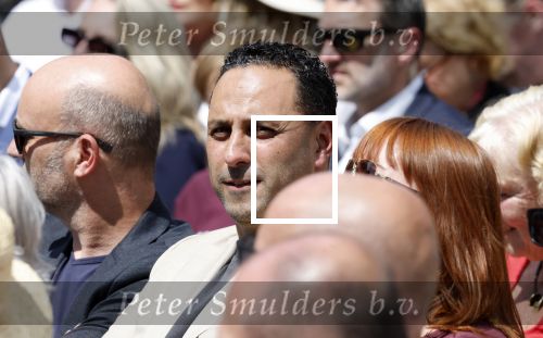 Amsterdam 15 juli 2024
Herdenkingsmonument Peter R. de Vries onthuld in Amsterdam Het kunstwerk bestaat uit twee bronzen handen die in elkaar grijpen en is gemaakt door kunstenares Rini Hurkmans. Burgemeester Femke Halsema en Kelly de Vries spreken tijdens de onthulling van het monument. Humbert Tan presenteert het . Ook zijn vrouw Jaqueline de Vries zoon Royce de Vries (met vrouw ) en Kelly de Vries (met partner) waren natuurlijk aanwezig . Khalid Kasem