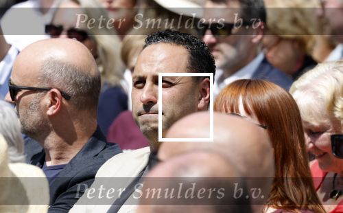 Amsterdam 15 juli 2024
Herdenkingsmonument Peter R. de Vries onthuld in Amsterdam Het kunstwerk bestaat uit twee bronzen handen die in elkaar grijpen en is gemaakt door kunstenares Rini Hurkmans. Burgemeester Femke Halsema en Kelly de Vries spreken tijdens de onthulling van het monument. Humbert Tan presenteert het . Ook zijn vrouw Jaqueline de Vries zoon Royce de Vries (met vrouw ) en Kelly de Vries (met partner) waren natuurlijk aanwezig . Khalid Kasem