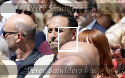 Amsterdam 15 juli 2024
Herdenkingsmonument Peter R. de Vries onthuld in Amsterdam Het kunstwerk bestaat uit twee bronzen handen die in elkaar grijpen en is gemaakt door kunstenares Rini Hurkmans. Burgemeester Femke Halsema en Kelly de Vries spreken tijdens de onthulling van het monument. Humbert Tan presenteert het . Ook zijn vrouw Jaqueline de Vries zoon Royce de Vries (met vrouw ) en Kelly de Vries (met partner) waren natuurlijk aanwezig . Khalid Kasem