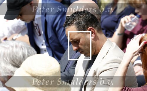 Amsterdam 15 juli 2024
Herdenkingsmonument Peter R. de Vries onthuld in Amsterdam Het kunstwerk bestaat uit twee bronzen handen die in elkaar grijpen en is gemaakt door kunstenares Rini Hurkmans. Burgemeester Femke Halsema en Kelly de Vries spreken tijdens de onthulling van het monument. Humbert Tan presenteert het . Ook zijn vrouw Jaqueline de Vries zoon Royce de Vries (met vrouw ) en Kelly de Vries (met partner) waren natuurlijk aanwezig . Khalid Kasem
