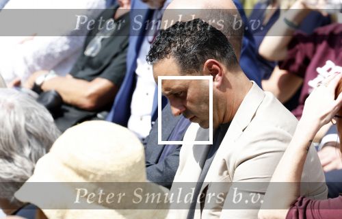 Amsterdam 15 juli 2024
Herdenkingsmonument Peter R. de Vries onthuld in Amsterdam Het kunstwerk bestaat uit twee bronzen handen die in elkaar grijpen en is gemaakt door kunstenares Rini Hurkmans. Burgemeester Femke Halsema en Kelly de Vries spreken tijdens de onthulling van het monument. Humbert Tan presenteert het . Ook zijn vrouw Jaqueline de Vries zoon Royce de Vries (met vrouw ) en Kelly de Vries (met partner) waren natuurlijk aanwezig . Khalid Kasem