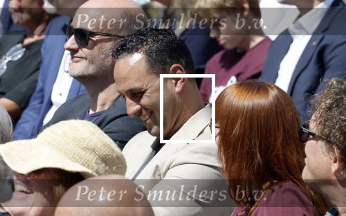 Amsterdam 15 juli 2024
Herdenkingsmonument Peter R. de Vries onthuld in Amsterdam Het kunstwerk bestaat uit twee bronzen handen die in elkaar grijpen en is gemaakt door kunstenares Rini Hurkmans. Burgemeester Femke Halsema en Kelly de Vries spreken tijdens de onthulling van het monument. Humbert Tan presenteert het . Ook zijn vrouw Jaqueline de Vries zoon Royce de Vries (met vrouw ) en Kelly de Vries (met partner) waren natuurlijk aanwezig . Khalid Kasem
