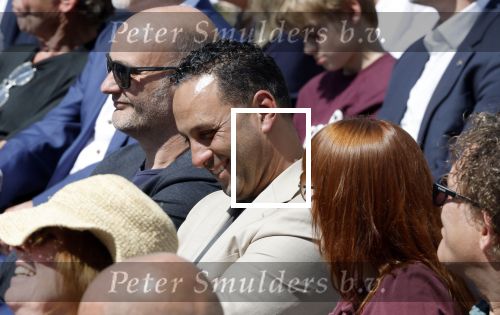 Amsterdam 15 juli 2024
Herdenkingsmonument Peter R. de Vries onthuld in Amsterdam Het kunstwerk bestaat uit twee bronzen handen die in elkaar grijpen en is gemaakt door kunstenares Rini Hurkmans. Burgemeester Femke Halsema en Kelly de Vries spreken tijdens de onthulling van het monument. Humbert Tan presenteert het . Ook zijn vrouw Jaqueline de Vries zoon Royce de Vries (met vrouw ) en Kelly de Vries (met partner) waren natuurlijk aanwezig . Khalid Kasem
