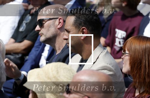 Amsterdam 15 juli 2024
Herdenkingsmonument Peter R. de Vries onthuld in Amsterdam Het kunstwerk bestaat uit twee bronzen handen die in elkaar grijpen en is gemaakt door kunstenares Rini Hurkmans. Burgemeester Femke Halsema en Kelly de Vries spreken tijdens de onthulling van het monument. Humbert Tan presenteert het . Ook zijn vrouw Jaqueline de Vries zoon Royce de Vries (met vrouw ) en Kelly de Vries (met partner) waren natuurlijk aanwezig . Khalid Kasem