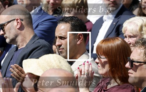 Amsterdam 15 juli 2024
Herdenkingsmonument Peter R. de Vries onthuld in Amsterdam Het kunstwerk bestaat uit twee bronzen handen die in elkaar grijpen en is gemaakt door kunstenares Rini Hurkmans. Burgemeester Femke Halsema en Kelly de Vries spreken tijdens de onthulling van het monument. Humbert Tan presenteert het . Ook zijn vrouw Jaqueline de Vries zoon Royce de Vries (met vrouw ) en Kelly de Vries (met partner) waren natuurlijk aanwezig . Khalid Kasem