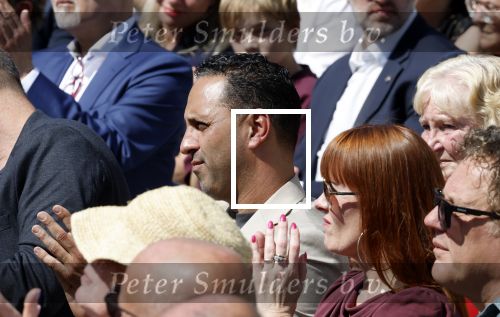 Amsterdam 15 juli 2024
Herdenkingsmonument Peter R. de Vries onthuld in Amsterdam Het kunstwerk bestaat uit twee bronzen handen die in elkaar grijpen en is gemaakt door kunstenares Rini Hurkmans. Burgemeester Femke Halsema en Kelly de Vries spreken tijdens de onthulling van het monument. Humbert Tan presenteert het . Ook zijn vrouw Jaqueline de Vries zoon Royce de Vries (met vrouw ) en Kelly de Vries (met partner) waren natuurlijk aanwezig . Khalid Kasem