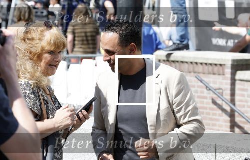 Amsterdam 15 juli 2024
Herdenkingsmonument Peter R. de Vries onthuld in Amsterdam Het kunstwerk bestaat uit twee bronzen handen die in elkaar grijpen en is gemaakt door kunstenares Rini Hurkmans. Burgemeester Femke Halsema en Kelly de Vries spreken tijdens de onthulling van het monument. Humbert Tan presenteert het . Ook zijn vrouw Jaqueline de Vries zoon Royce de Vries (met vrouw ) en Kelly de Vries (met partner) waren natuurlijk aanwezig . Khalid Kasem